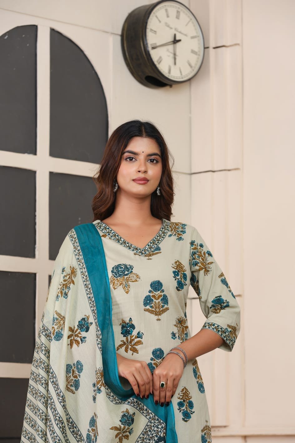 Women’s Printed Straight Kurta Pant Dupatta Set view 3